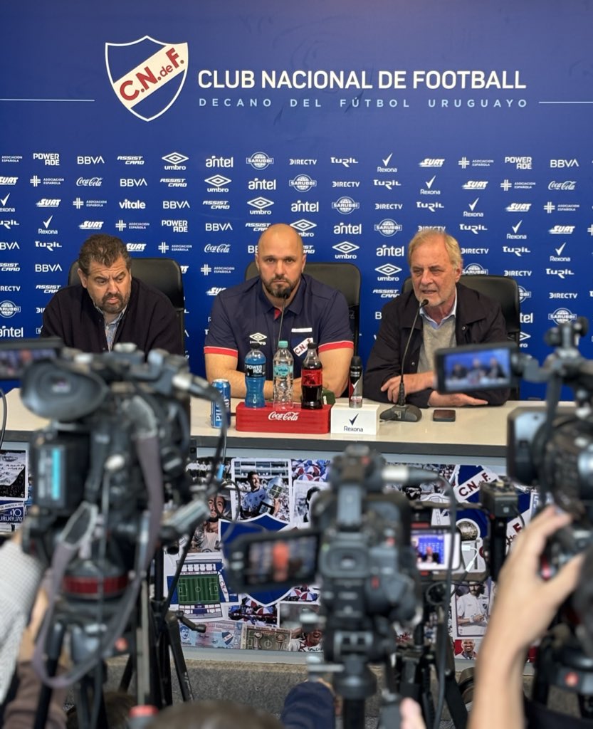 Jadson Viera fue presentado en conferencia de prensa como director técnico de Nacional.

Dejó muchas frases y sensaciones de seguridad en cada respuesta.

“Estoy en Nacional. Tengo todo para ganar”.
“Es momento de unir, nos estamos jugando cosas importantes”, declaró.