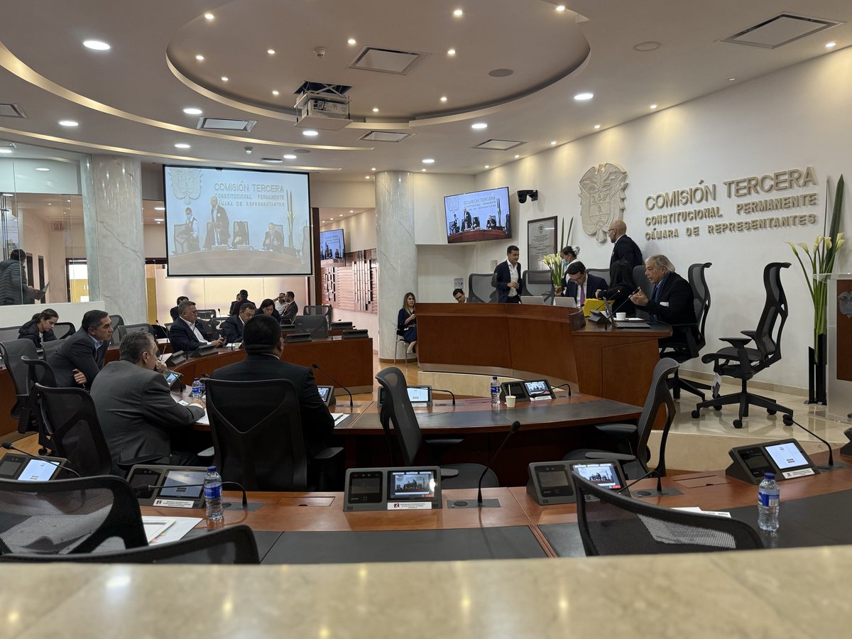 #EnComisionTercera continuamos con el estudio, discusión y votación en 1er debate de varios proyectos de ley en materia económica y tributaria, reafirmando nuestro compromiso con el análisis responsable de las iniciativas que impactan el desarrollo del país. 🇨🇴💼 <a href="/CamaraColombia/">Cámara de Representantes de Colombia</a>