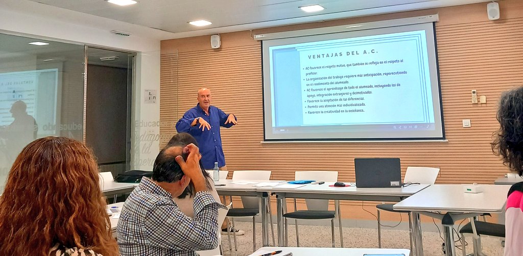 Tarde de Metodologías activas en <a href="/cepdegranada/">CEP de Granada</a> Francisco Bueno conduce la primera sesión de Aprendizaje Cooperativo nivel I