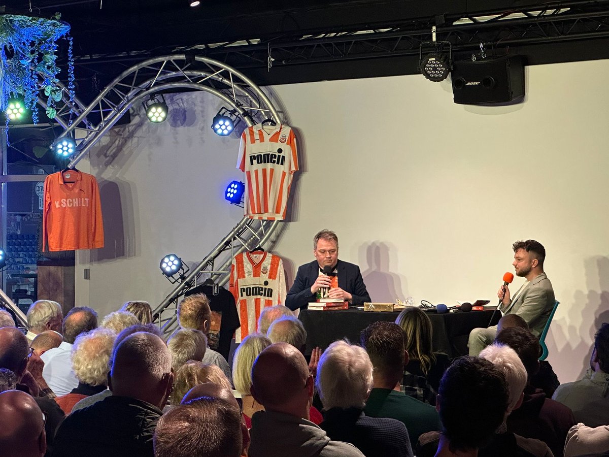 Staantribune's tweet image. In ons nieuwe boek ‘Leven met RBC’ staan onder meer persoonlijke anekdotes van schrijver/supporter @KoningsEric. “Op mijn veertiende wilde ik voor het eerst naar een uitwedstrijd: AZ - @RBCvoetbal. Lang heb ik met mijn ouders onderhandeld of ik er alsjeblieft heen mocht.…