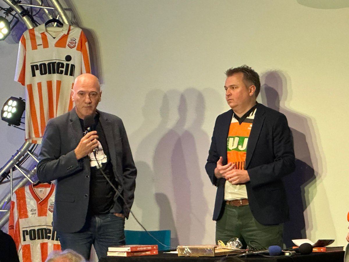 Staantribune's tweet image. In ons nieuwe boek ‘Leven met RBC’ staan onder meer persoonlijke anekdotes van schrijver/supporter @KoningsEric. “Op mijn veertiende wilde ik voor het eerst naar een uitwedstrijd: AZ - @RBCvoetbal. Lang heb ik met mijn ouders onderhandeld of ik er alsjeblieft heen mocht.…