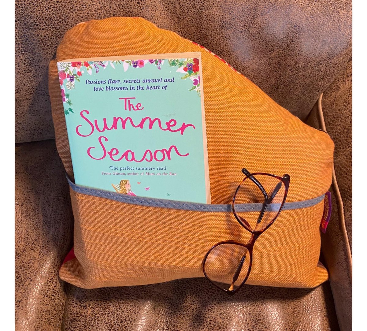 ZebraMingo's tweet image. Dinosaurs make a ROARING good read! Unique handmade reading cushion #dinosaur #kidsbook #stories #Storytelling #smilett23 zebramingo.etsy.com/listing/434630…