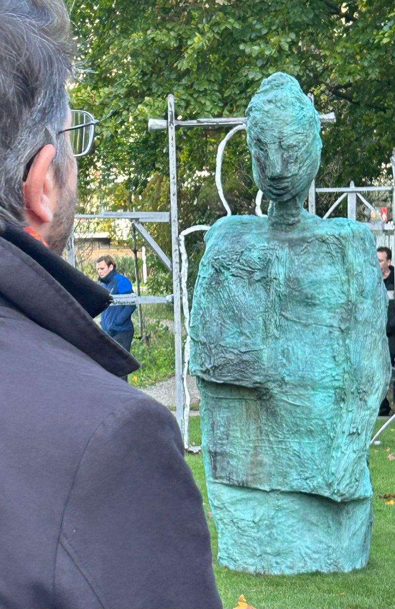 In Diemen is vandaag het Holocaustmonument onthuld. Een initiatief van betrokken (oud-)inwoners, mogelijk gemaakt door de gemeente. Ontwerper van het monument is kunstenaar Jasper Krabbé 

Opdat we nooit vergeten.