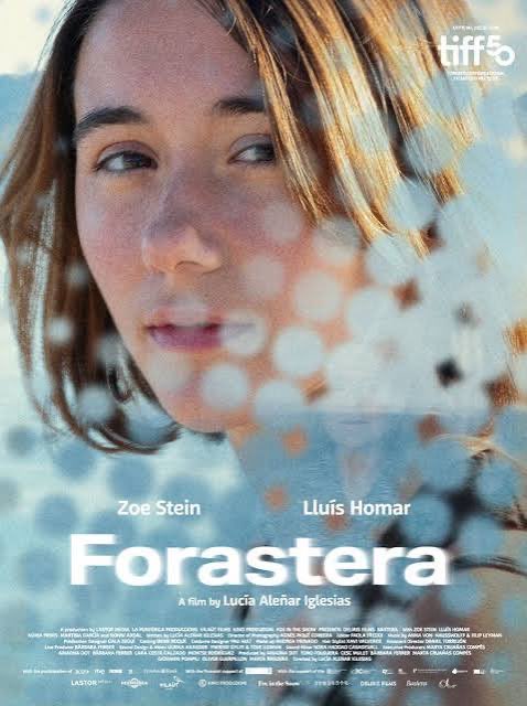 HisteriasDeCine's tweet photo. #forastera interesante propuesta con una estética muy naturalista, sobre el dolor de la pérdida y los espíritus que juegan con luces y brillos y que para querer conservar la esencia transmutan y poseen los cuerpos. #70seminci https://t.co/1wn5vzsOhf