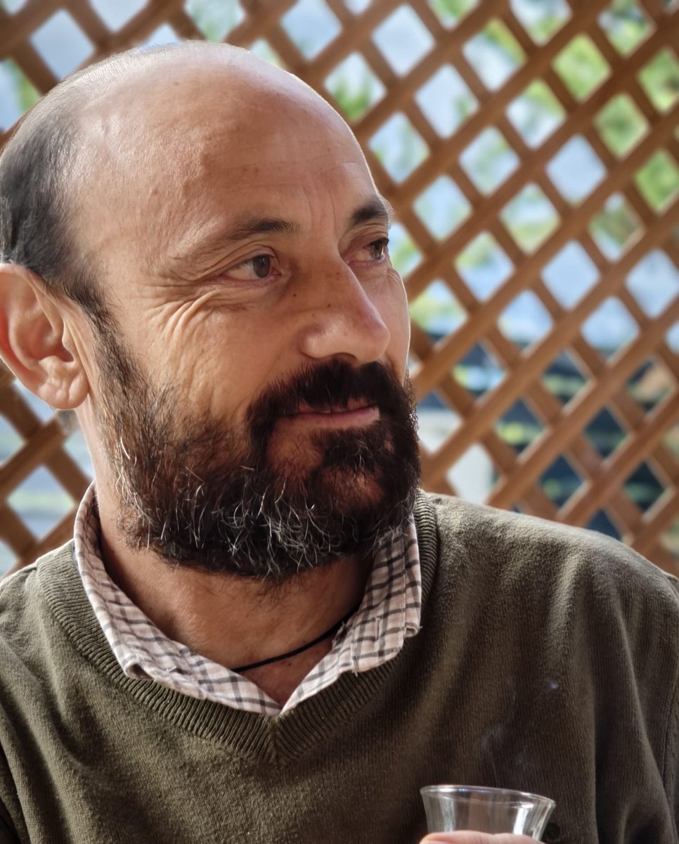 On beşinde bir genç yüzü buruş buruş bu adama hayran olabilir mi?  Milyon benzerim gibi ben de hayran oldum. Onu okumakla başlayan yolculuğum için verilen bu ödülden şeref duydum bu yüzden. Ödülü, "Öylesin", diye değil "Öyle olasın", diye verilmiş sayıyorum. Layık olmak duasıyla.