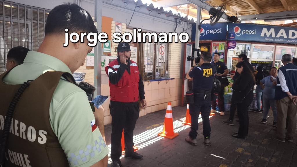 #iquique la pdi y carabineros en el terminal de buses de Iquique junto al fiscal jefe de Iquique, quien confirmó que el lactante abandonado en el terminal acaba de fallecer