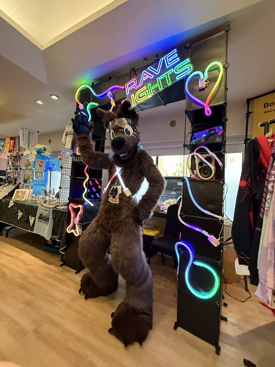 Howl was yet another fun con, really glad I went this year and got to take a couple pictures for <a href="/Ravelights/">RAVELIGHTS</a> in front of their booth!
Hope to see you all at my next con! Whichever that may be :3

Picture taken by Ravelights too!

#furry #fullsuit #fursuit #furryfandom #Howloween
