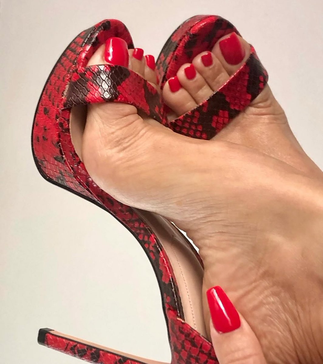 Loveli1Gorgeous's tweet photo. Sexy IG beauty!!!!
#bleedingdagger 🔥🔥🔥🔥👠👠👠💅🏽👣💅🏽👣😈👅😈👅💦💦💦 https://t.co/vOk4fJtNXy