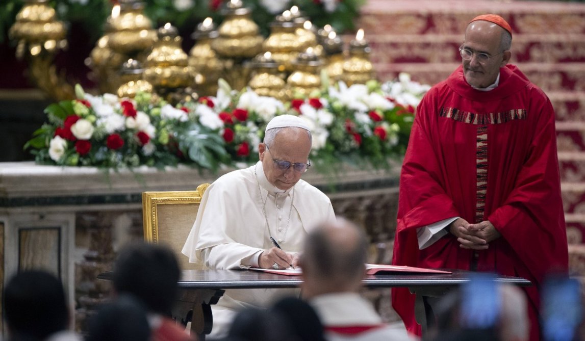 🇻🇦 Pour Léon XIV, la vision chrétienne doit imprégner chaque discipline
➡️ Dans sa lettre apostolique Disegnare nuove mappe di speranza (« Dessiner de nouvelles cartes d’espérance »), publiée ce 28 octobre 2025, le pape dessine la mission de l’école catholique dans