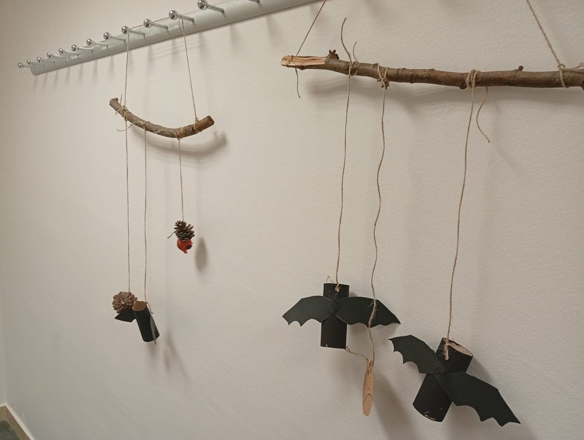 Avui hem celebrat la tardor i la castanyada amb un dia especial de manualitats i pintacares.  A més, els estudiants d'ESO, usuaris de l'Estudi Assistit, han vingut per ajudar els més petits. Ha estat un dia genial
<a href="/ajcambrils/">Ajuntament Cambrils</a> <a href="/RadioCambrilsFM/">Ràdio Cambrils</a> <a href="/BiblioCambrils/">Biblioteca Josep Salceda I Castells</a> <a href="/museudecambrils/">Museu d'Història de Cambrils</a>