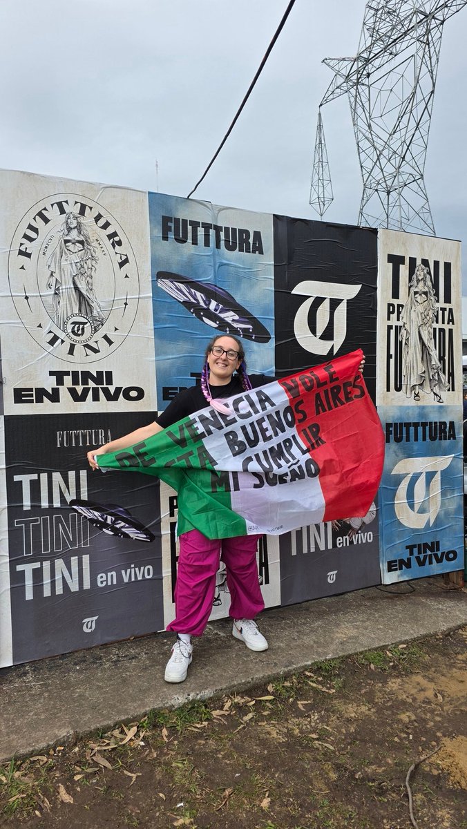 "yo no puedo comprar que ustedes estén acá, que me quieran" <a href="/TiniStoessel/">tini</a> vos no tenes idea de cuanto te amamos y la locuras que hacemós por ti❤️‍🩹