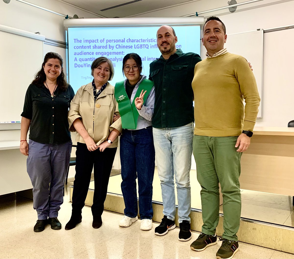Avui Yan TingTing ha defensat la seva tesi doctoral, dirigida per Amparo Huertas. Forografia: Lidia Arroyo, Amparo Huertas, Yan Tingting, Rafael Ventura i Adolfo Carratalá. Departament de Comunicació Audiovisual i Publicitat, Universitat Autònoma de Barcelona