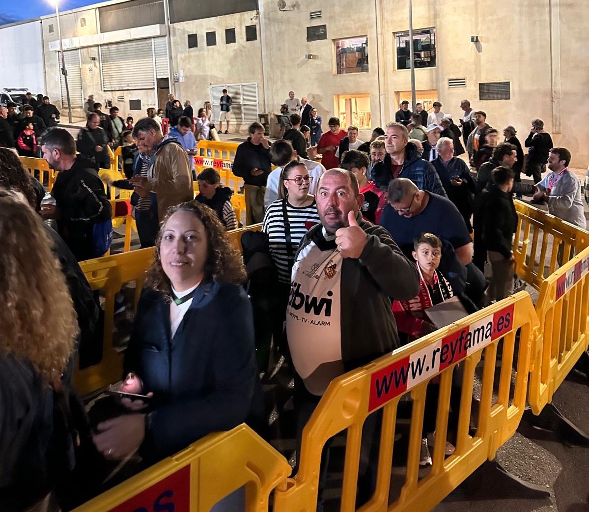 PedroMasBergas's tweet image. Ambientàs al Nou Camp d’Inca! 🏟️
A punt per viure una cita històrica amb el nostre @CE_Constancia a la #CopaDelRei 💪🖤🤍
Orgull i emoció a cada racó de les grades.
Vamos Constància! ⚽🔥

#Inca #OrgullInquer #Constància