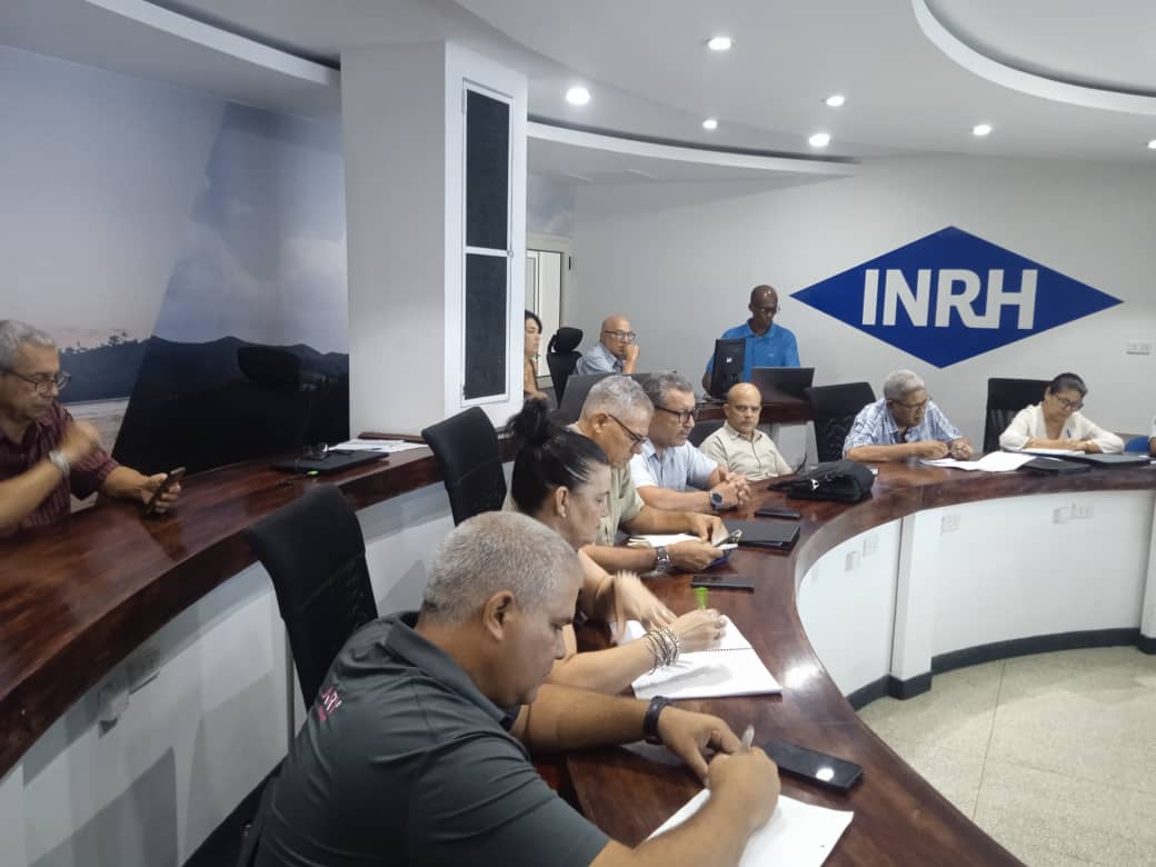 AntonioRdguezR's tweet photo. En el #SubgrupodeAgua, se evalua las acciones que se ejecutan en la Región Estratégica Oriental previo al paso del #HuracánMelissa, presente la representante del #GtupodelaQuímica, para darle seguimiento a la distribución de los productos químicos #UnidosXCuba #INRHCuba https://t.co/fEU6As0kcv