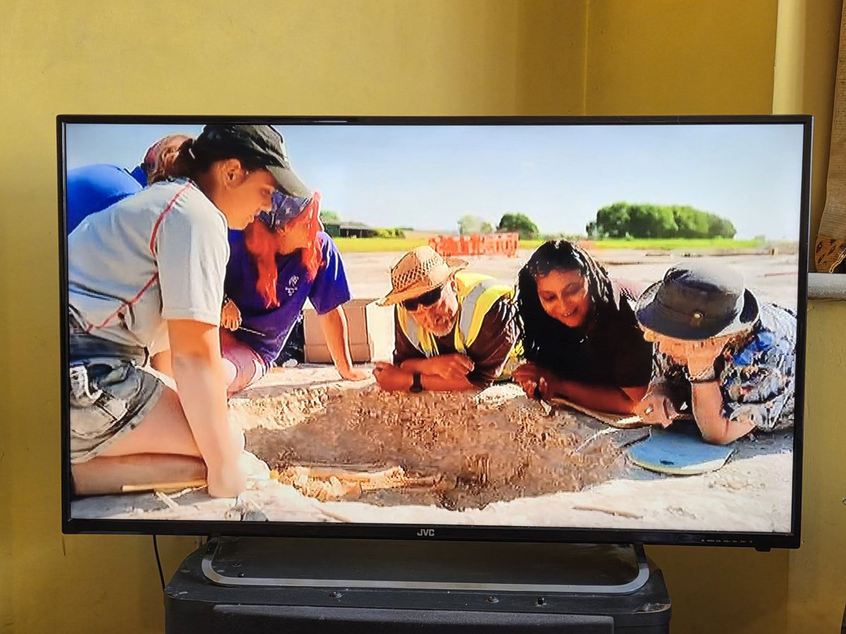 Durotrigesdig's tweet photo. Just spotted our dig on a More4 trailer for the Hidden Wonders TV series next week (Tues 4 Nov 9pm)

May we add SQUEEEEEEEE !!!!! 🤩🤩

#SandiToksvig
@Raksha_Digs #IronAge #Archaeology @Channel4 @bournemouthuni https://t.co/BAc1x5WkvZ