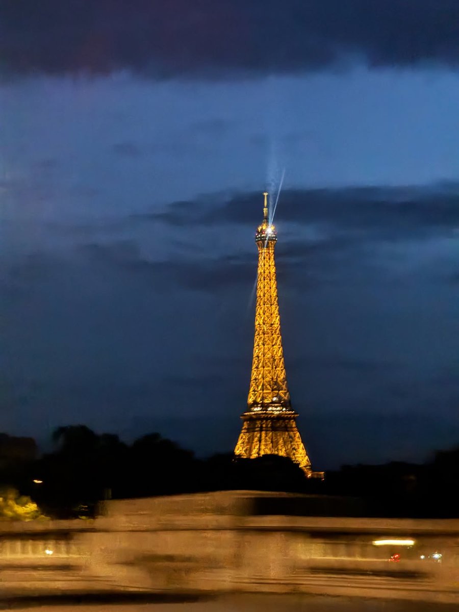 APWlainaOLQ's tweet photo. A cold Parisian night https://t.co/cNIXWiWtbF