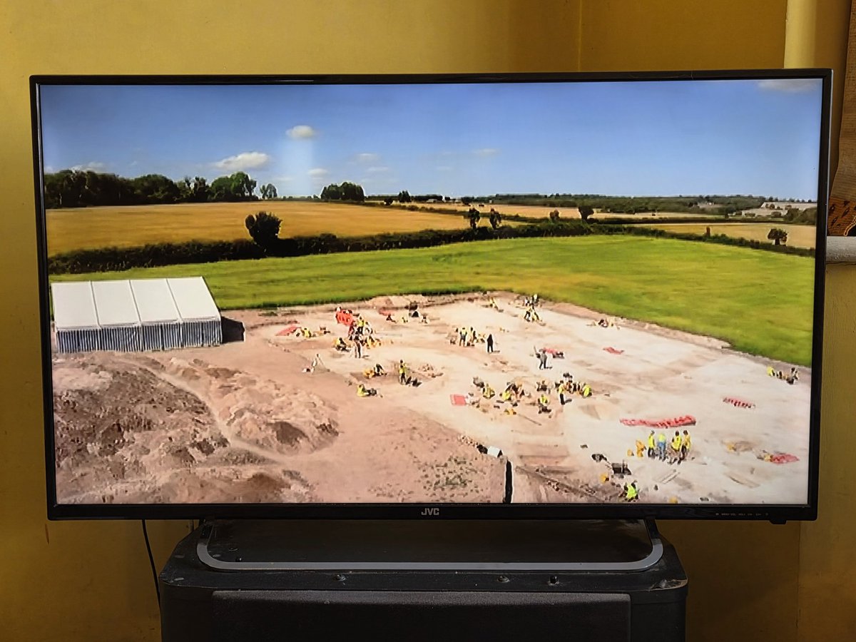 Durotrigesdig's tweet photo. Just spotted our dig on a More4 trailer for the Hidden Wonders TV series next week (Tues 4 Nov 9pm)

May we add SQUEEEEEEEE !!!!! 🤩🤩

#SandiToksvig
@Raksha_Digs #IronAge #Archaeology @Channel4 @bournemouthuni https://t.co/BAc1x5WkvZ