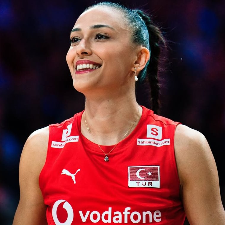 gibbybaris's tweet image. 🎙️ Simge Aköz:

Biz bence başardığımız şeyi müthiş sahiplendik. Türk kadınının durması gereken yeri, elde ettiği başarıların aslında gerçekten görülesi olduğunu ve bunun da yadsınamayacak bir şey olduğunu bazen çünkü Türk milleti olarak biraz böyle kültürel olarak da…