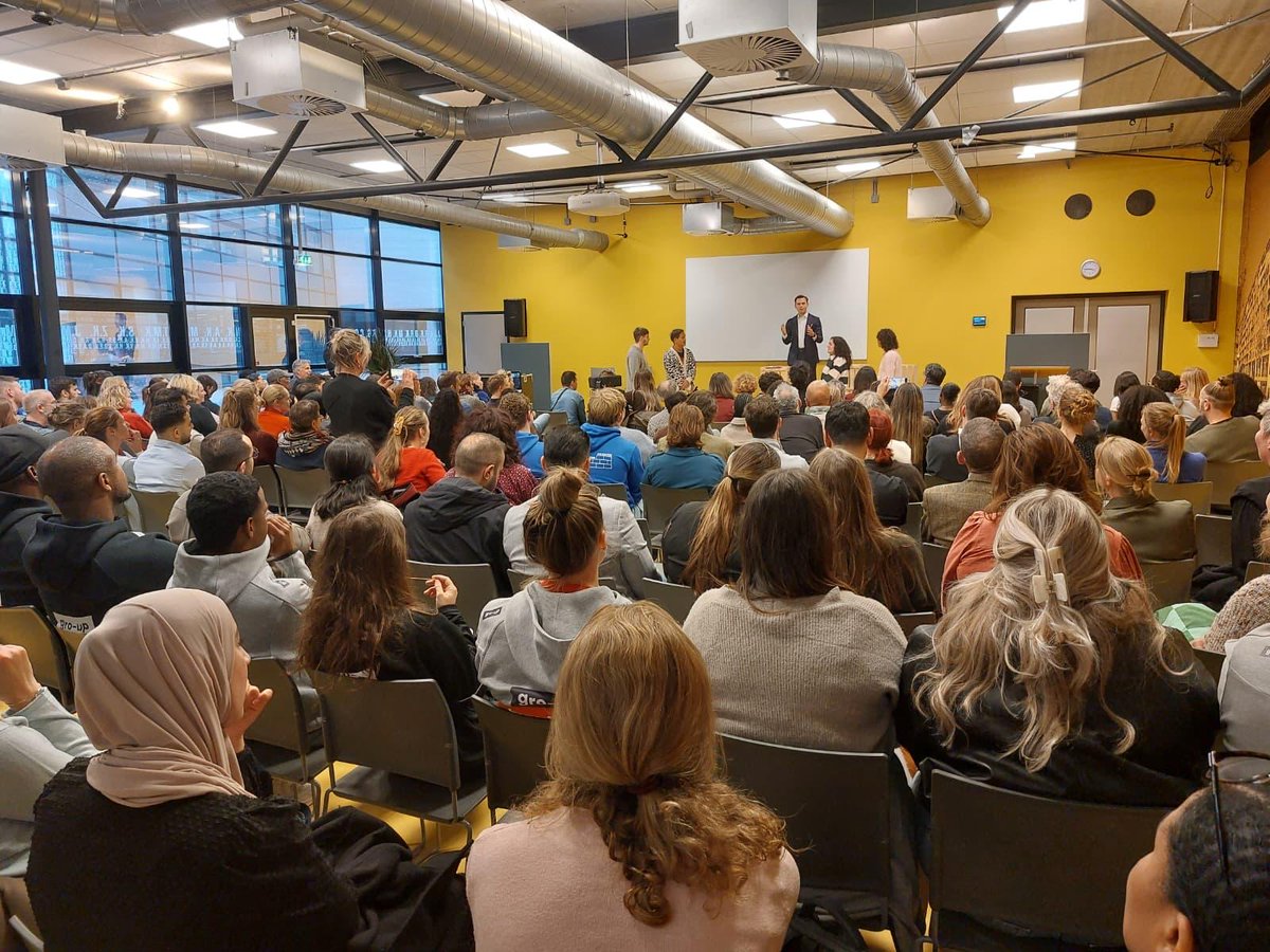 “Jongeren komen met ideeën waar de politiek nog nooit over heeft nagedacht.” Dit vertelde een deelnemer vandaag tijdens het jongerenparticipatiefestival van Albeda mbo.  Dus jongeren van Zuid, doe mee en meld je aan voor het Burgerberaad op Zuid via bit.ly/430TVtw