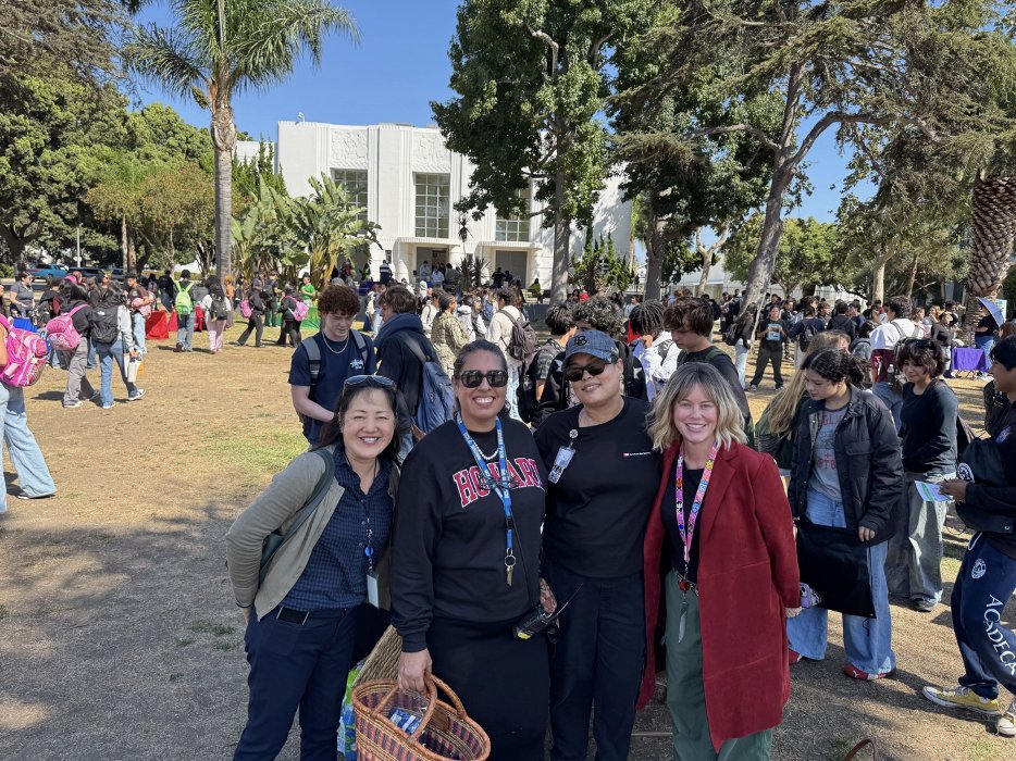LAUSD_Achieve's tweet photo. During College Awareness Month, Mickie Vasquez Hahn, College Readiness Coordinator, is offering her support and expertise at Venice HS's College Fair.
#inspiringgreatness #readyfortheworld #collegebound 👩🏻🎓👨🏾🎓 https://t.co/bCbExHyGjH
