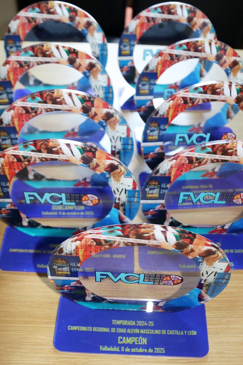 🏆🏐👉 Hasta nueve equipos del Sporting Santo Domingo concluyeron la pasada campaña entre los tres primeros en los Campeonatos Regionales de Edad que organiza la @fedevoleycyl, que entregó este domingo los correspondientes trofeos

#SportingSantoDomingo #Premioaltrabajobienhecho