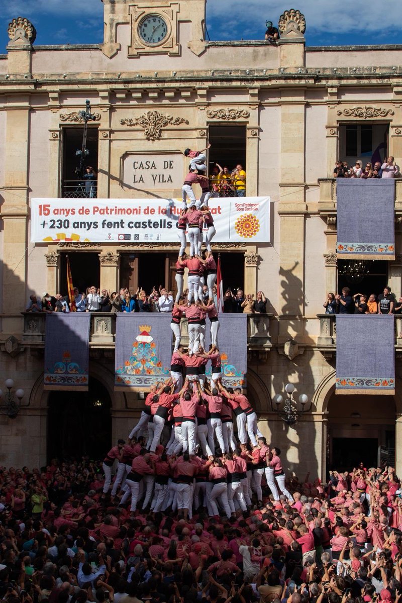 VallsKm0's tweet image. Aquesta discussió eterna entre castells nets o de 10...

No trobeu que lo més bonic és tenir la foto amb els dos junts???

Una gesta només a l'abast de les millors colles 
#castells