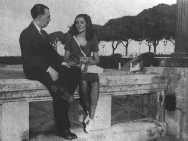 andres_acha's tweet photo. Estela (Canto) quería que Borges se acostara con ella. Una tarde, en la calle, se lo dijo brutalmente: "Nuestras relaciones no pueden seguir así. O nos acostamos o no vuelvo a verte". Borges se mostró muy emocionado, y exclamó: "¿Cómo, entonces no me tenés asco?" y le pidió... https://t.co/5i9zUfiTCO