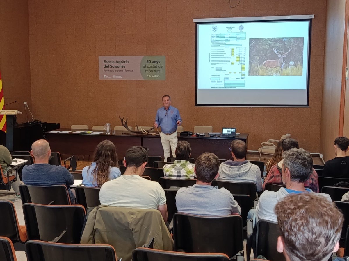 easolsones's tweet image. 🦌📚 Hem dut a terme un curs de valoració de trofeus de caça a camp! Dues jornades interessantíssimes conduïdes per Antonio Cañones, expert en gestió cinegètica i assessor de la Comissió d’Homologació de Trofeus de Caça Major de la @ComunidadMadrid.

#FormacióContínua