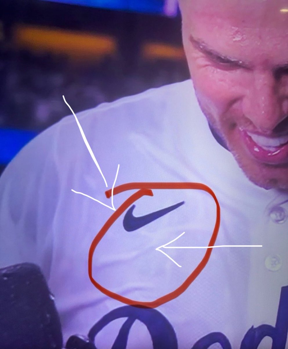 cjwalters4242's tweet image. Check out this lump in Freeman’s jersey

you can see it in two different pictures on the same place

it’s very obvious he knew what was coming through some type of buzzer system, why else would he refuse to take his jersey off after hitting a WORLD SERIES walk off homer?