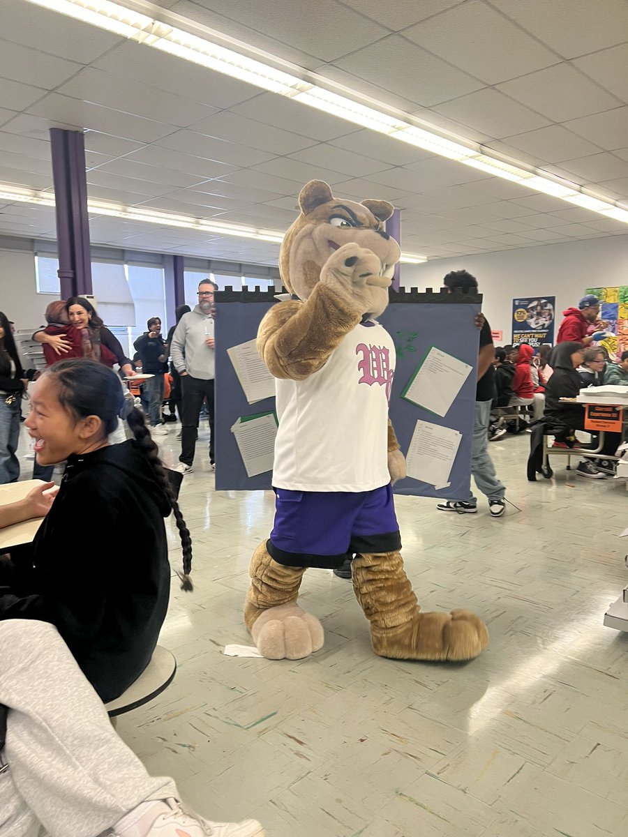 Harrismusic4's tweet image. The gr. 8 students from @TDSB_IonviewPS are @wchurchillci learning about the school and all it has to offer. Cooperative games &amp;amp; period 2 math class with Ms Doerksen. Fractions and cake cutting! @MillerCaise @SaraGogani