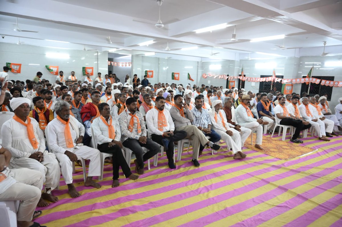 vikashrajgor's tweet image. 🪷 નૂતનવર્ષ સ્નેહમિલન સમારોહ 🪷

રાપર તાલુકા ભારતીય જનતા પાર્ટી દ્વારા જિલ્લા પંચાયત સીટ ભીમાસર ખાતે આયોજીત આત્મા નિર્ભર ભારત અંર્તગત “નૂતનવર્ષ સ્નેહમિલન સમારોહ”   અવસરે કરછ જિલ્લાપંચાયત ના અધ્યક્ષ શ્રી Janaksinh Jadeja , ભચાઉ નગરપાલિકા ના પૃર્વ અધ્યક્ષ શ્રી કુલદીપસિંહ જાડેજા