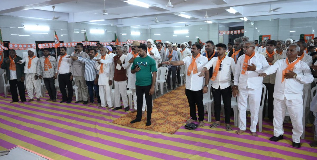 vikashrajgor's tweet image. 🪷 નૂતનવર્ષ સ્નેહમિલન સમારોહ 🪷

રાપર તાલુકા ભારતીય જનતા પાર્ટી દ્વારા જિલ્લા પંચાયત સીટ ભીમાસર ખાતે આયોજીત આત્મા નિર્ભર ભારત અંર્તગત “નૂતનવર્ષ સ્નેહમિલન સમારોહ”   અવસરે કરછ જિલ્લાપંચાયત ના અધ્યક્ષ શ્રી Janaksinh Jadeja , ભચાઉ નગરપાલિકા ના પૃર્વ અધ્યક્ષ શ્રી કુલદીપસિંહ જાડેજા