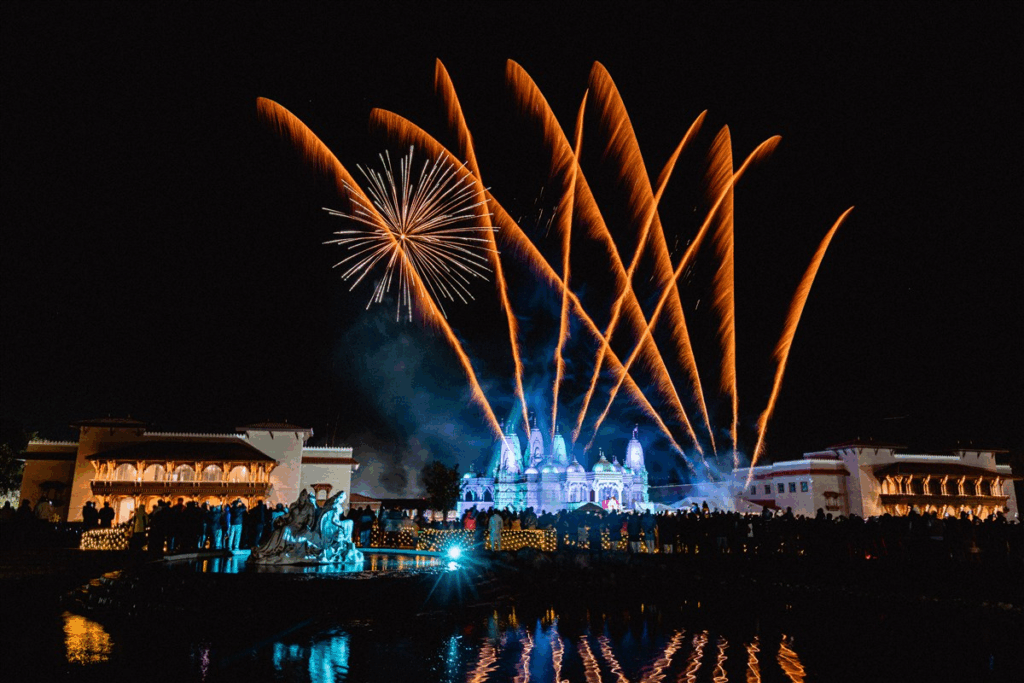newsindia5's tweet image. The BAPS Shri Swaminarayan Mandir, Bartlett in Bartlett, Illinois, lit up in the grandeur of Diwali with dazzling fireworks, elaborate rangoli, and a grand Annakut—a spectacular array of hundreds of vegetarian dishes offered as gratitude. The celebration drew thousands from the…
