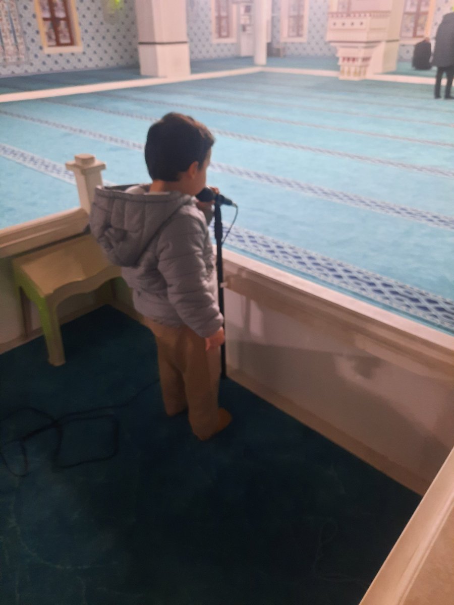 Kitabı bitirir bitirmez ilk paragraftaki düşünceler aklıma geldi ama nedense şükürle camiye gitmek aklıma gelmedi. Bugün Taha Ağabeyi okuyup Salih Hocayı taklit ederek, üç yaşındaki oğlumu da yanıma alıp  tam anlamasa da sebebini anlatarak  en sevdiğim camiye gittim.