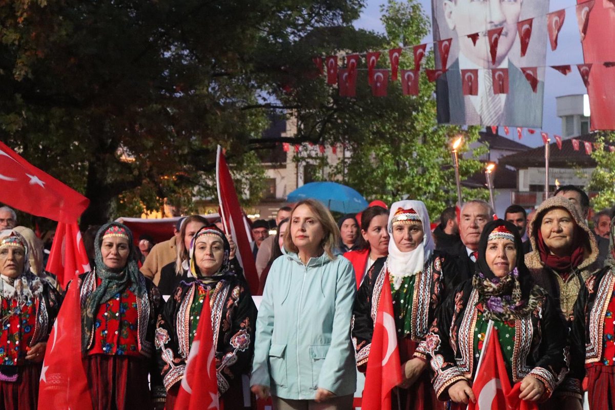 semradincerchp's tweet image. Cumhuriyetimizin 102. yılı onuruna CHP Çubuk İlçe Başkanlığımız tarafından düzenlenen meşaleli büyük yürüyüşe katıldık.

Hak, hukuk, adalet için,
Kadınlarıyla, gençleriyle, tüm Çubuk halkıyla dimdik ayakta bir Türkiye için yürüyoruz!
Yaşasın Cumhuriyet!

#Cumhuriyet102yaşında