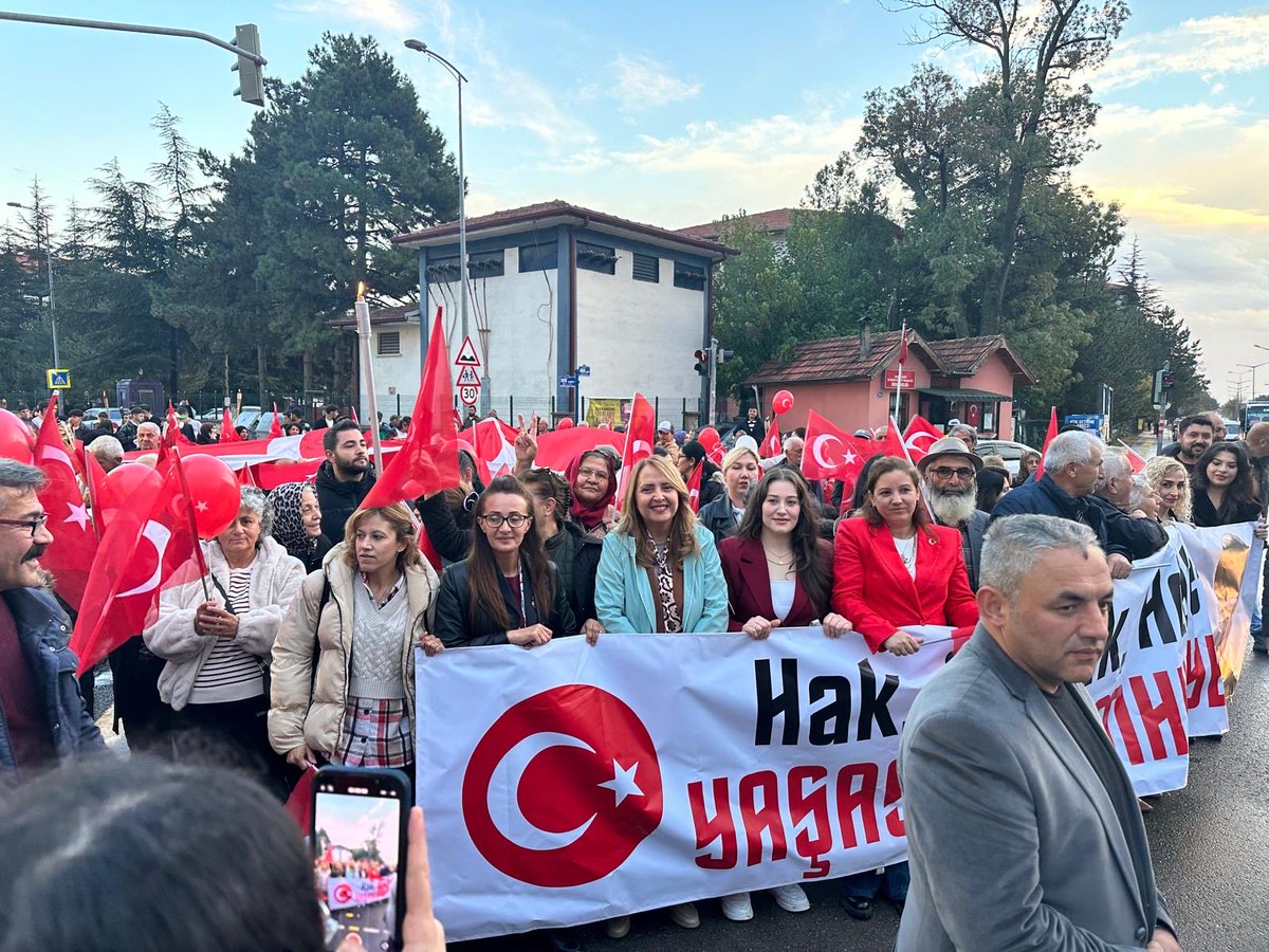 semradincerchp's tweet image. Cumhuriyetimizin 102. yılı onuruna CHP Çubuk İlçe Başkanlığımız tarafından düzenlenen meşaleli büyük yürüyüşe katıldık.

Hak, hukuk, adalet için,
Kadınlarıyla, gençleriyle, tüm Çubuk halkıyla dimdik ayakta bir Türkiye için yürüyoruz!
Yaşasın Cumhuriyet!

#Cumhuriyet102yaşında