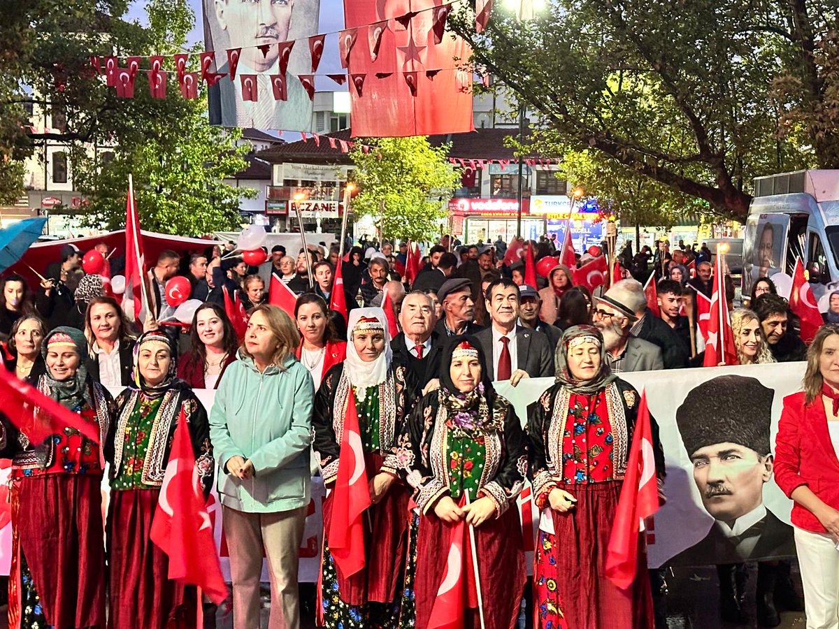 semradincerchp's tweet image. Cumhuriyetimizin 102. yılı onuruna CHP Çubuk İlçe Başkanlığımız tarafından düzenlenen meşaleli büyük yürüyüşe katıldık.

Hak, hukuk, adalet için,
Kadınlarıyla, gençleriyle, tüm Çubuk halkıyla dimdik ayakta bir Türkiye için yürüyoruz!
Yaşasın Cumhuriyet!

#Cumhuriyet102yaşında