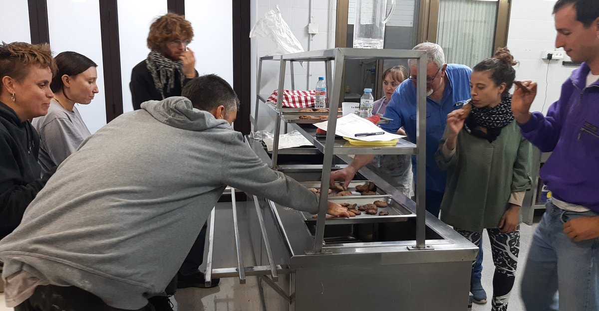 easolsones's tweet image. 🍪 Hem fet un pas més a través de l’elaboració de galetes amb xocolata, les populars «cookies». I evidentment n’hem fet el tast que l’ocasió demanava. 

😋 Cursos de @fpo_continua amb gust i aprenentatges, aquesta vegada amb el guiatge de la Fornera de #Biosca!

#FormacióContínua