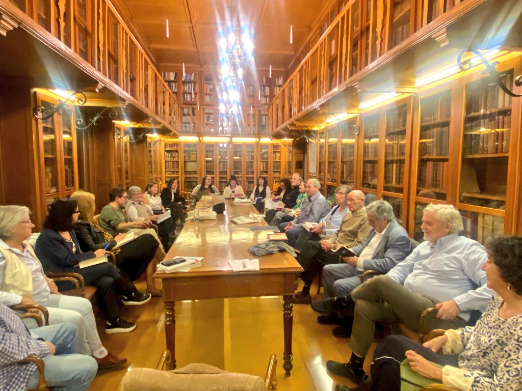ICABarcelona's tweet photo. 📚 Tercera sessió del Club de Lectura "El Quixot sense pressa", organitzat per la Biblioteca de l'ICAB i @Nollegiu amb notable èxit de participació a la Sala dels Usatges. https://t.co/4lwQvIvUVM
