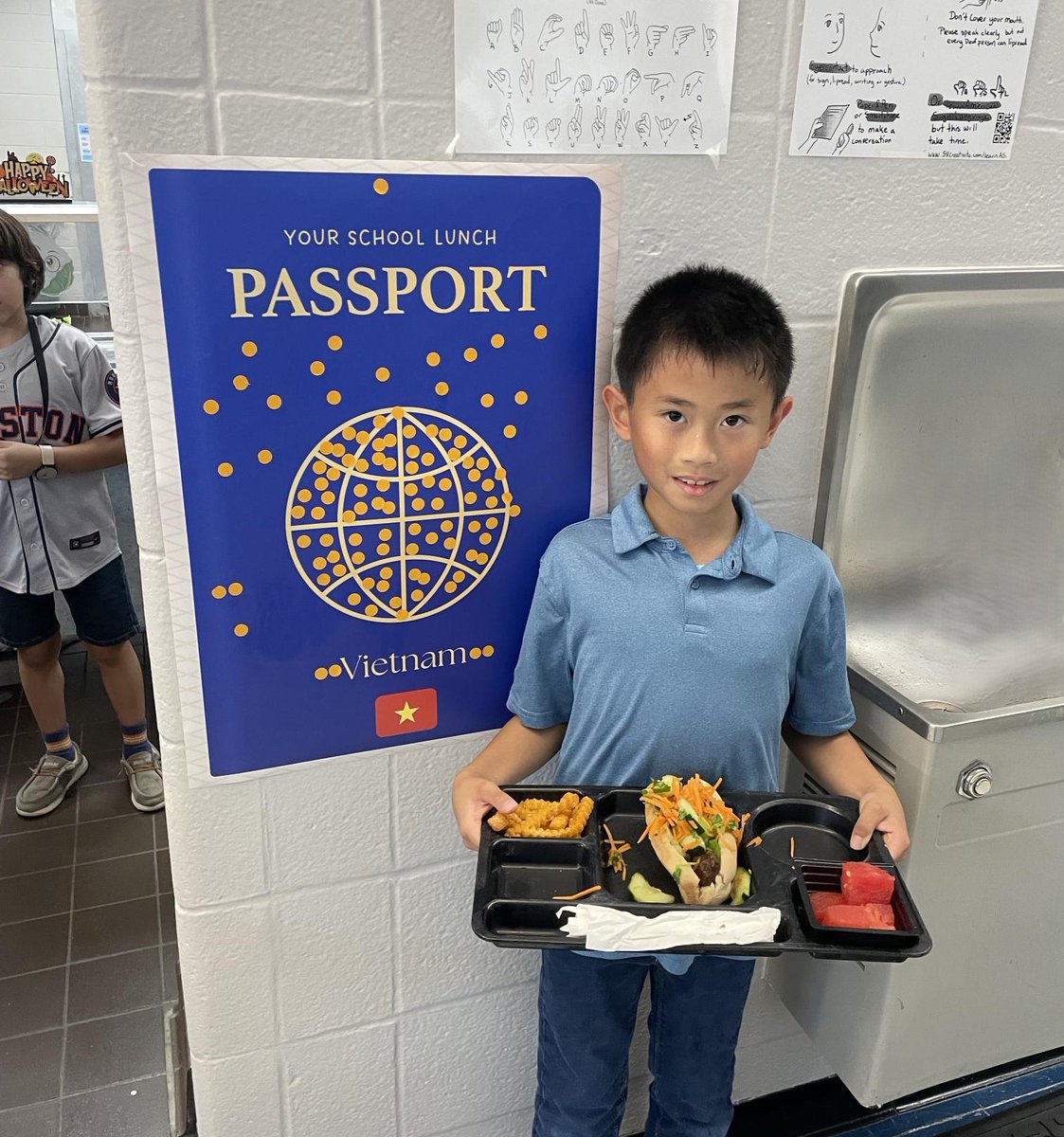 FBISDFoodie's tweet photo. Who can resist a good Bรกnh Mรฌ? โจ Our #FBISDFoodies @SOES_Express and @SWE_Explorers got festive and creative for our flavorful stop in Vietnam! ๐
#FBISD #NSLW25 #F2SMonth #FarmFreshTexas #FarmFreshChallenge #SchoolLunch #SchoolMeals https://t.co/9zVOxz2UiZ