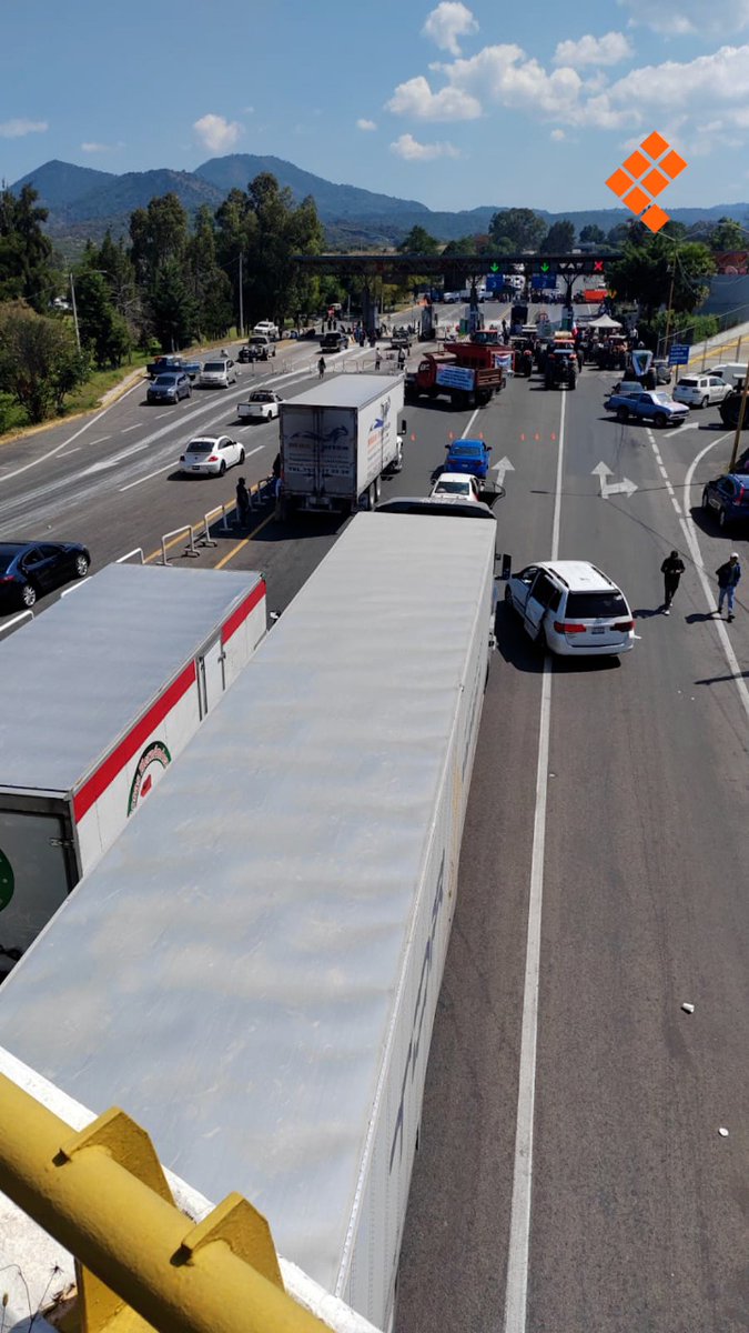 ⚠️ #AlMomento | Trabajadores del campo permiten el paso de adultos mayores, niños y enfermos en la caseta de Zinapécuaro.

⚠️ Las filas de vehículos llegan hasta Maravatío, en sentido a Guadalajara; y hasta la desviación al aeropuerto, en sentido a Atlacomulco.

📷: Juan