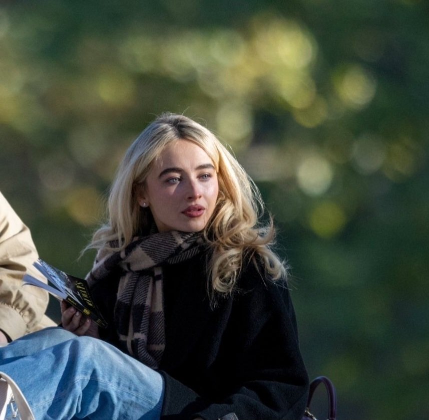 PrfctMrs4's tweet image. How can she casually look like this?😭