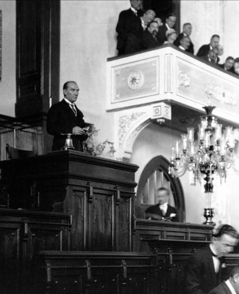 “Efendiler! Yarın Cumhuriyeti ilan edeceğiz.” 🇹🇷

(Gazi Mustafa Kemal Atatürk, 28 Ekim 1923)