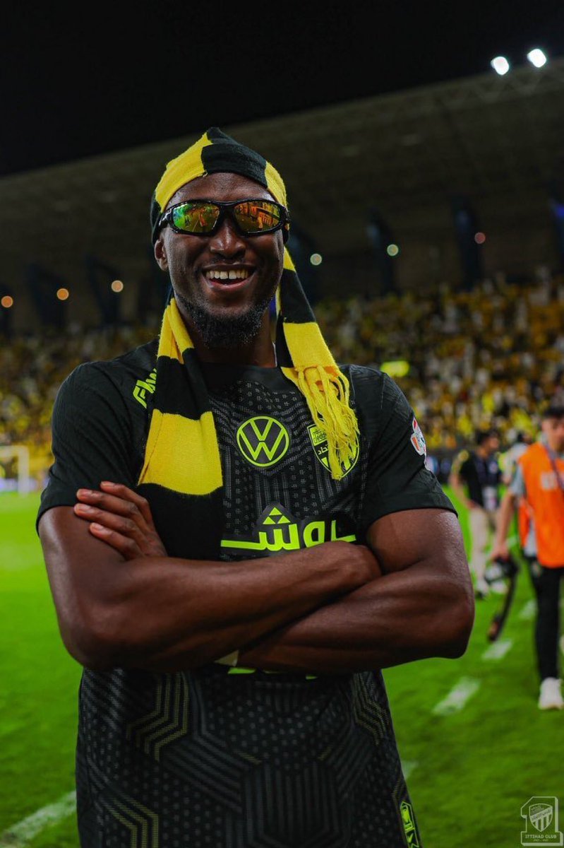 هذا الرجل كل مرة ينزل فيها الى ارض الملعب يتصرف كما لو انه ذاهب الى الحرب .. صفر تخادل   ١٠٠٪ مرجلة