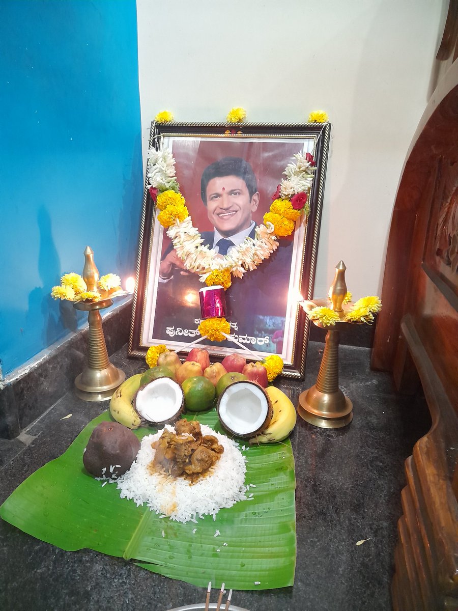 BaadshahDHF's tweet image. ಮನೆಯಲ್ಲಿ, ಮನದಲ್ಲಿ ಎಂದೆಂದಿಗೂ ನೀವು ಚಿರಾಯು
ಕರ್ನಾಟಕ ರತ್ನ ಪುನೀತ್ ರಾಜಕುಮಾರ್ 👑
#AppuLivesOn #PuneethRajakumar