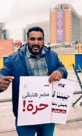 🗣️ صديق محترم قالي امبارح في مساحة:
"خاف على أهلك، ليه بتظهر بوشك؟"

من احترامي لخوفه على أهلي، أنا مقدر كلامه،
لكن عاوز الكل يسمع الرد:

اللي بيخاف من ظالم، عمره ما هيقدر يواجه ظلمه.

إزاي أتكلم عن كسر الخوف وأنا مستخبي؟
إزاي أطالب بالحرية وأنا مش حاسس بيها؟
أنا اخترت أكون صوتي