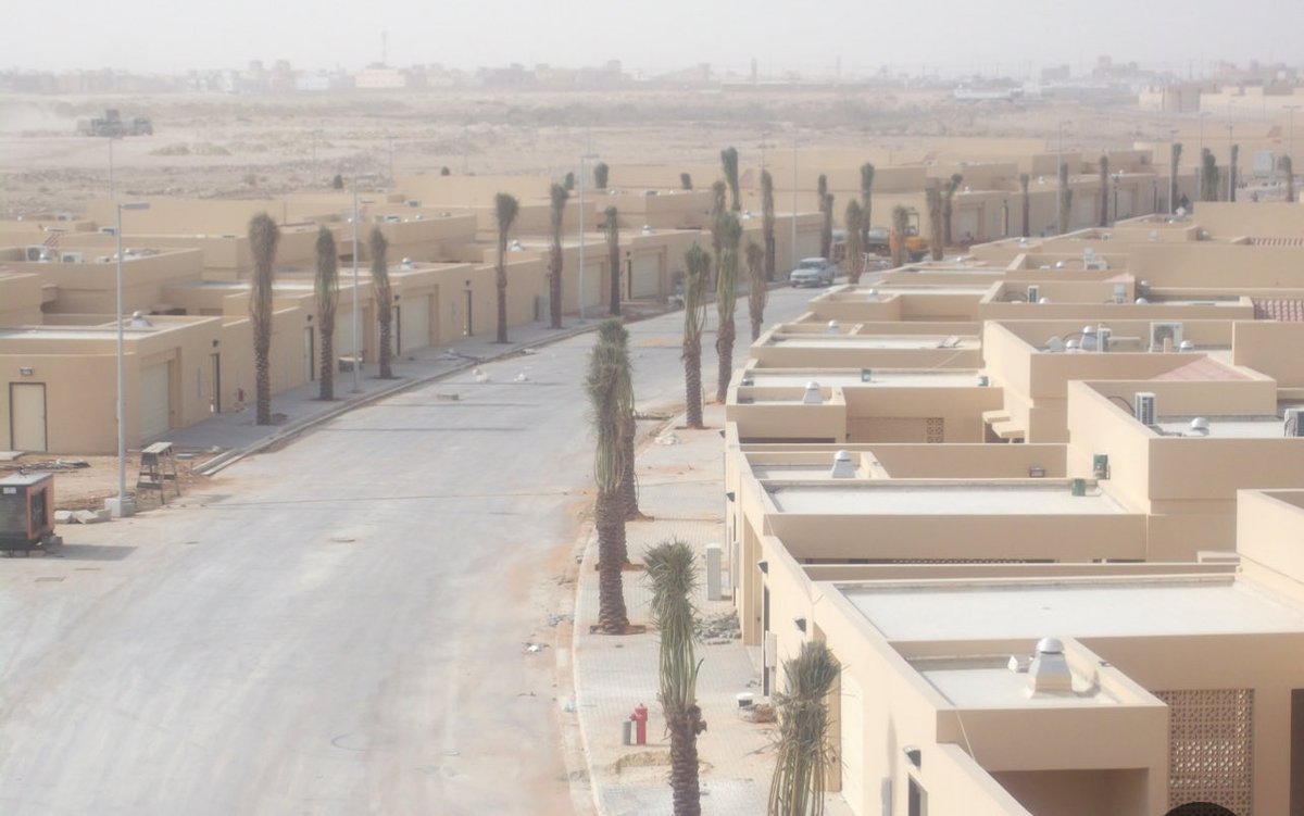 *****
#من_سوالف_ابو_ناصر
[شهامة جار]
————— سالفتنا اليوم حدثت  قبل أكثر من أربعين عامًا، في المدينة العسكرية بخميس مشيط، وبالتحديد في السكن داخل المدينة حيث كان يسكن رجل شهم من إحدى قبائل رجال الحجر الكرام ، عُرف بطيبته وبساطته وكرم نفسه ..
وبالقرب منه جار (شمري) جاء منقول من