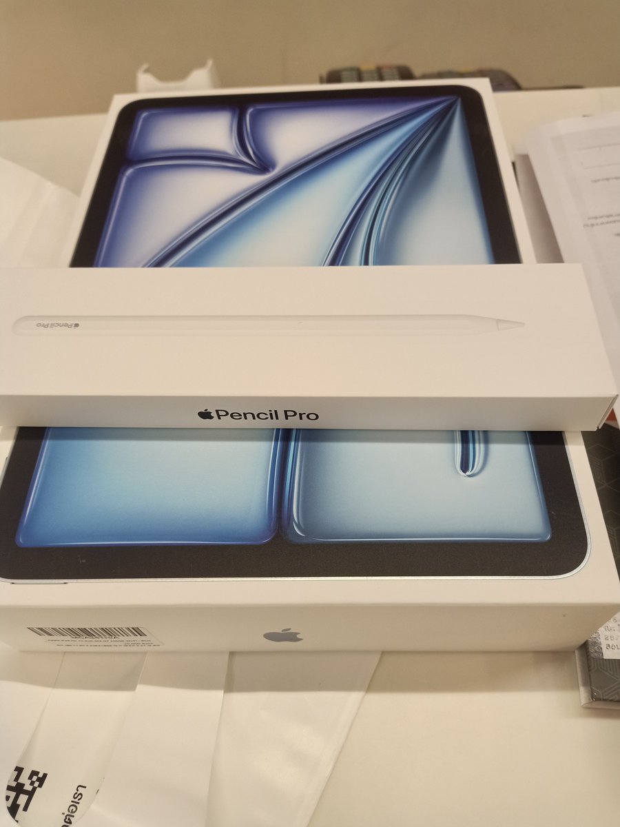 MillyMagicCat's tweet image. T-T  the old one got broke after 7 year jumping on current gen i got soooo many layers on procreate now WTF @0@