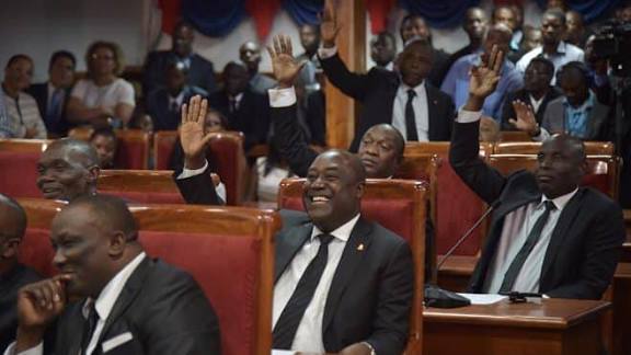 Selon #Kesner_Pharel, nan bidjè ki apèn adopte an: Palman Aysyen an dispoze 3,6 milya goud pou peye anplwaye sèlman. Chanm Depite yo 1.9 milya goud pou 2354 anplwaye epi Sena 1.7 milya pou 1416 anplwaye. N ap raple palman ayisyen an ki pa fonksyone gen 3 770 anplwaye.