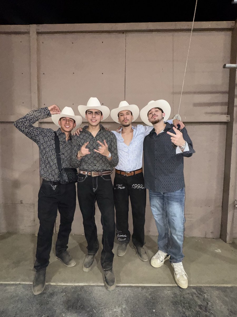 Bueno ahora si, preparense que el humo se acabo 🥵 vamos a pasar halloween en los angeles con las chicas